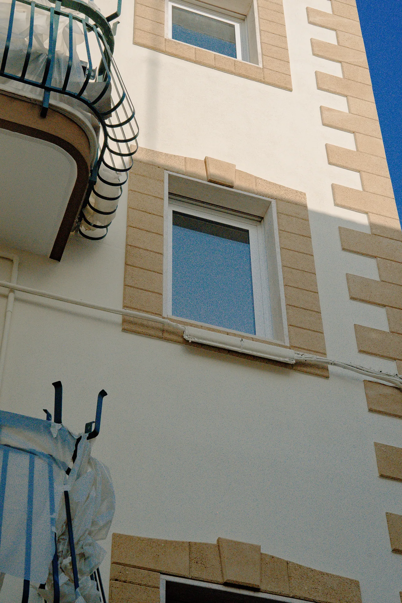 Il bordo di una cornice in pietra rifinito a mano su un edificio appena ristrutturato