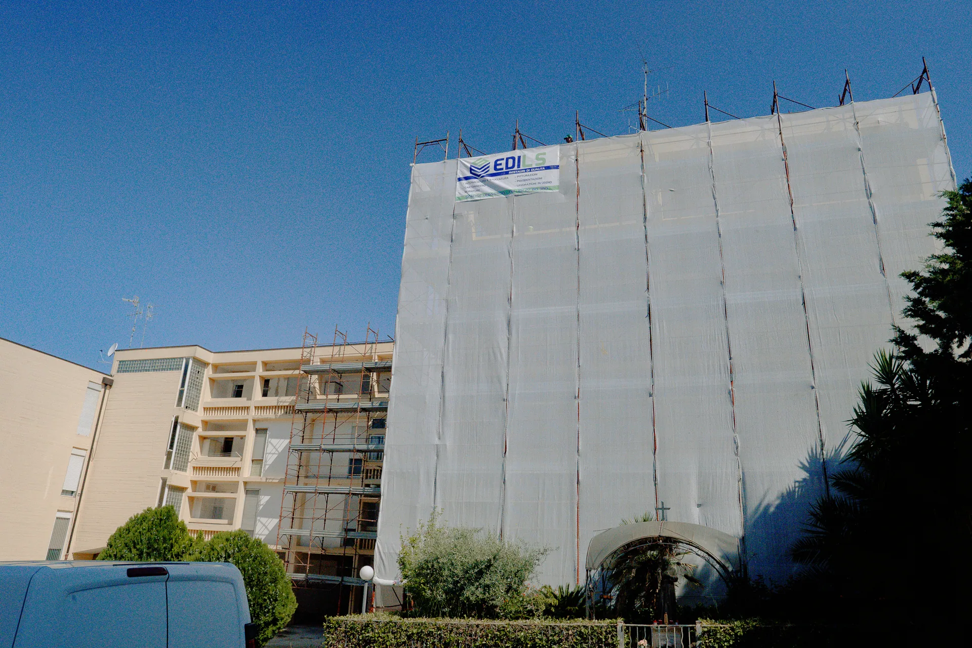 Condominio incapsulato da un ponteggio a tutta altezza