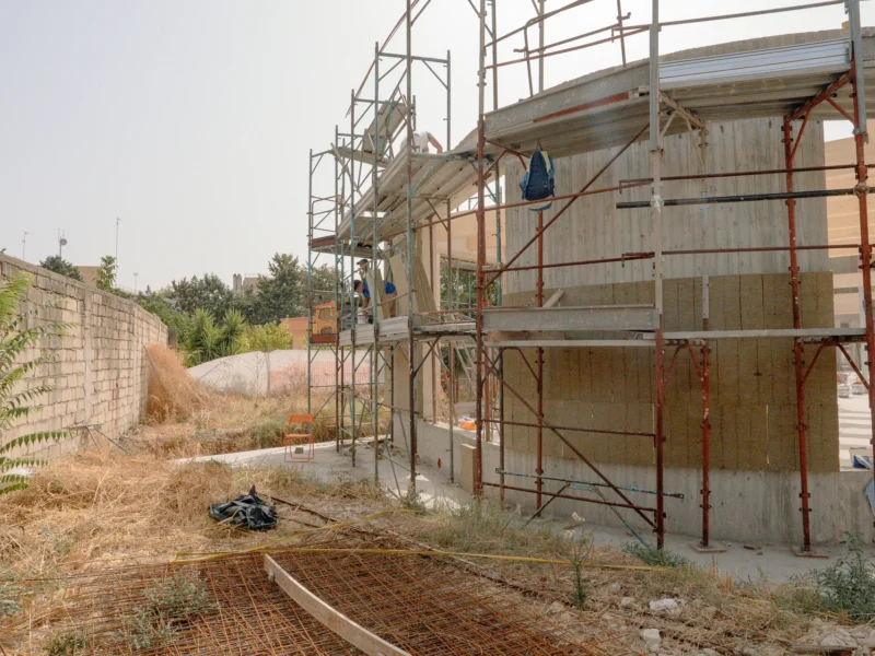 Vista d'insieme del cantiere di Bitonto durante i lavori di cappotto