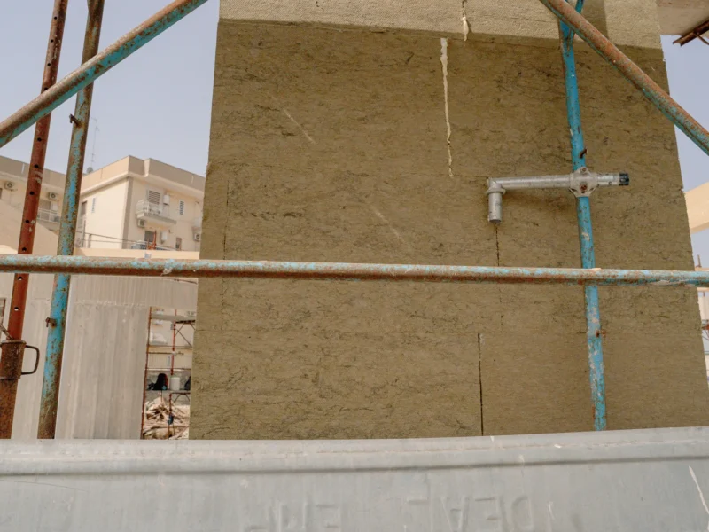 Il fronte dell'edificio con i pannelli isolanti già posati