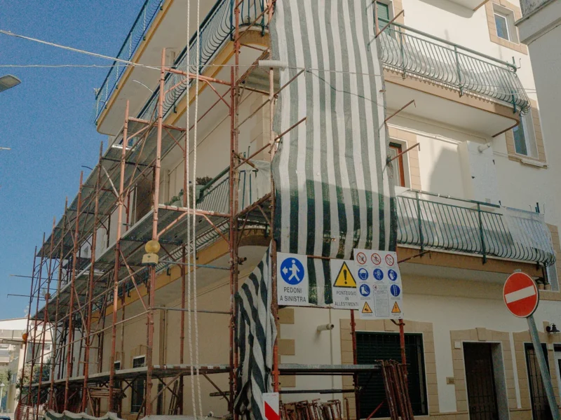 Vista d'angolo del cantiere nel centro di Ginosa
