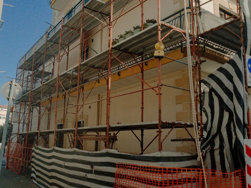 Il ponteggio montato lungo tutto il fronte dell'edificio