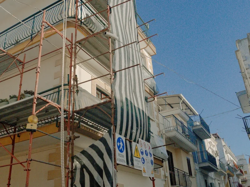 La palazzina di Ginosa con il ponteggio montato sulla facciata