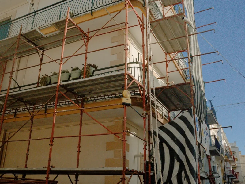 Lavorazioni in corso sulla facciata di Ginosa