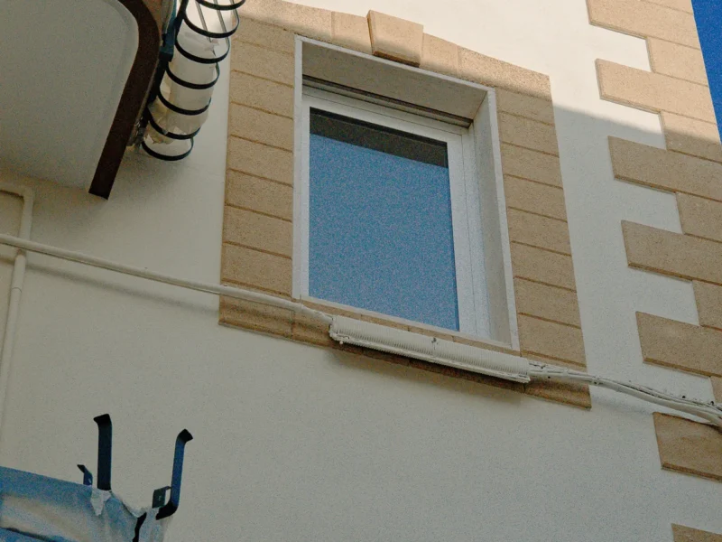 Finestra con cornice in carparo dopo il recupero