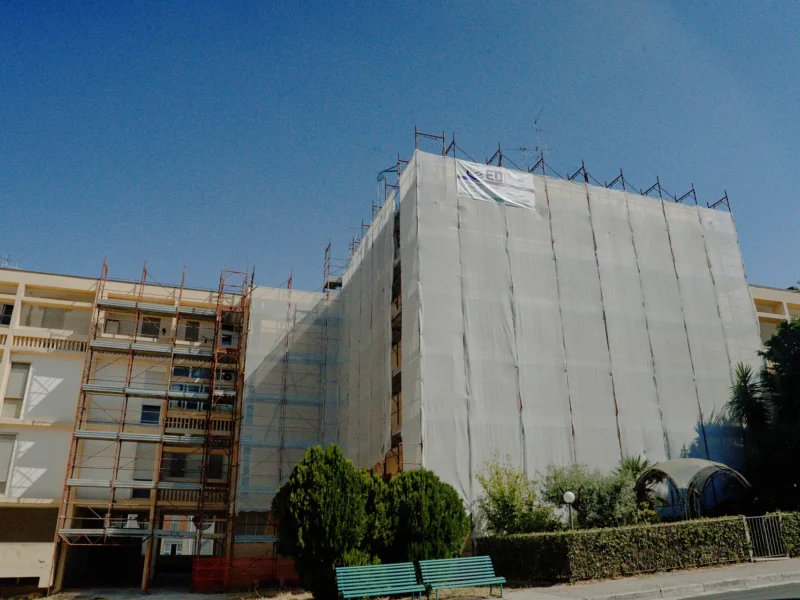 Vista d'insieme del condominio con il ponteggio completo