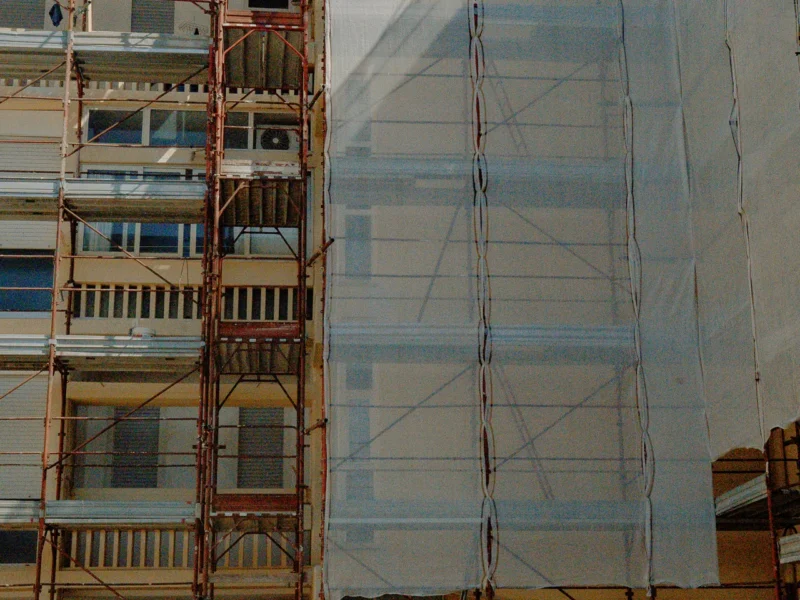Il fronte posteriore del condominio durante i lavori