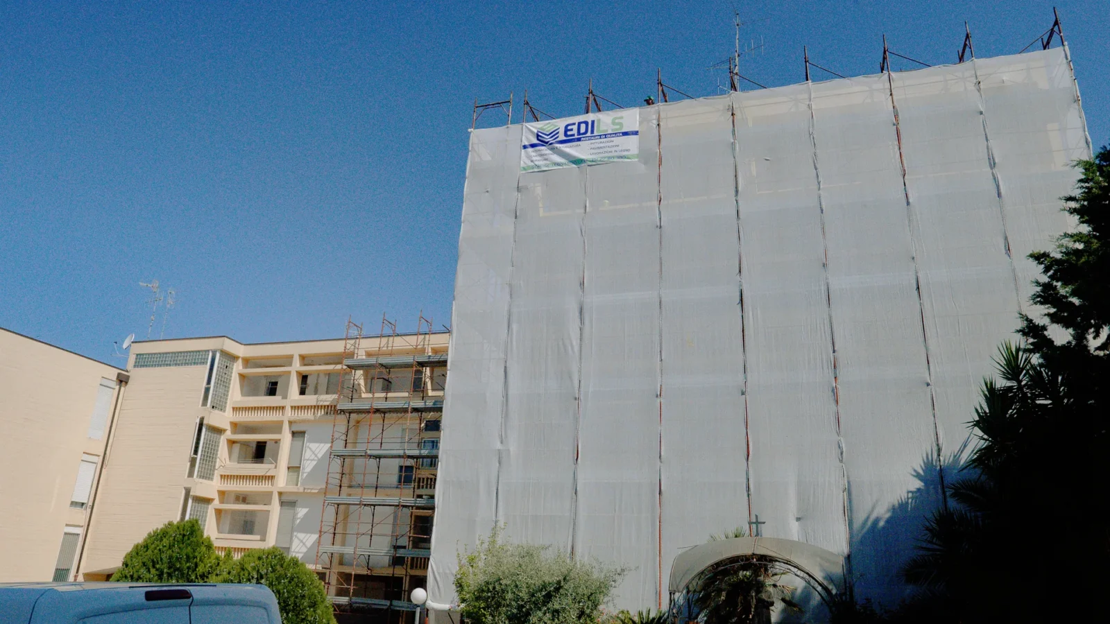 Il condominio interamente incapsulato dal ponteggio EDILS