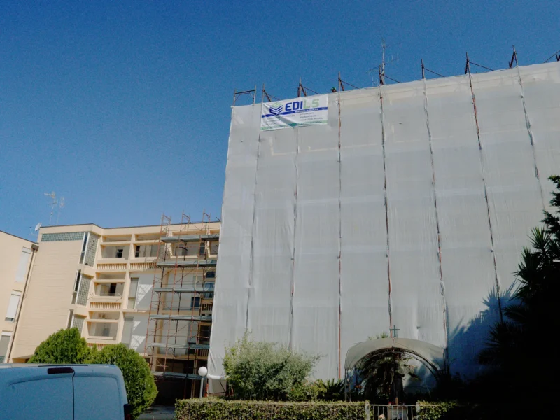 Il condominio interamente incapsulato dal ponteggio EDILS